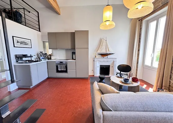 Modern Near Beaches & Restaurants Daire Carqueiranne